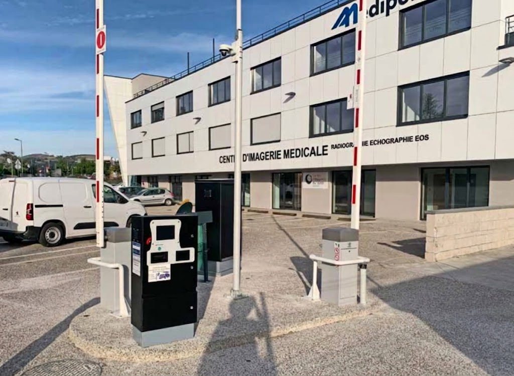 Colonne de lecture de plaques SELEA iZERO 2 et barrières installées à l'entrée d'un parking, réalisation Kitech Systems
