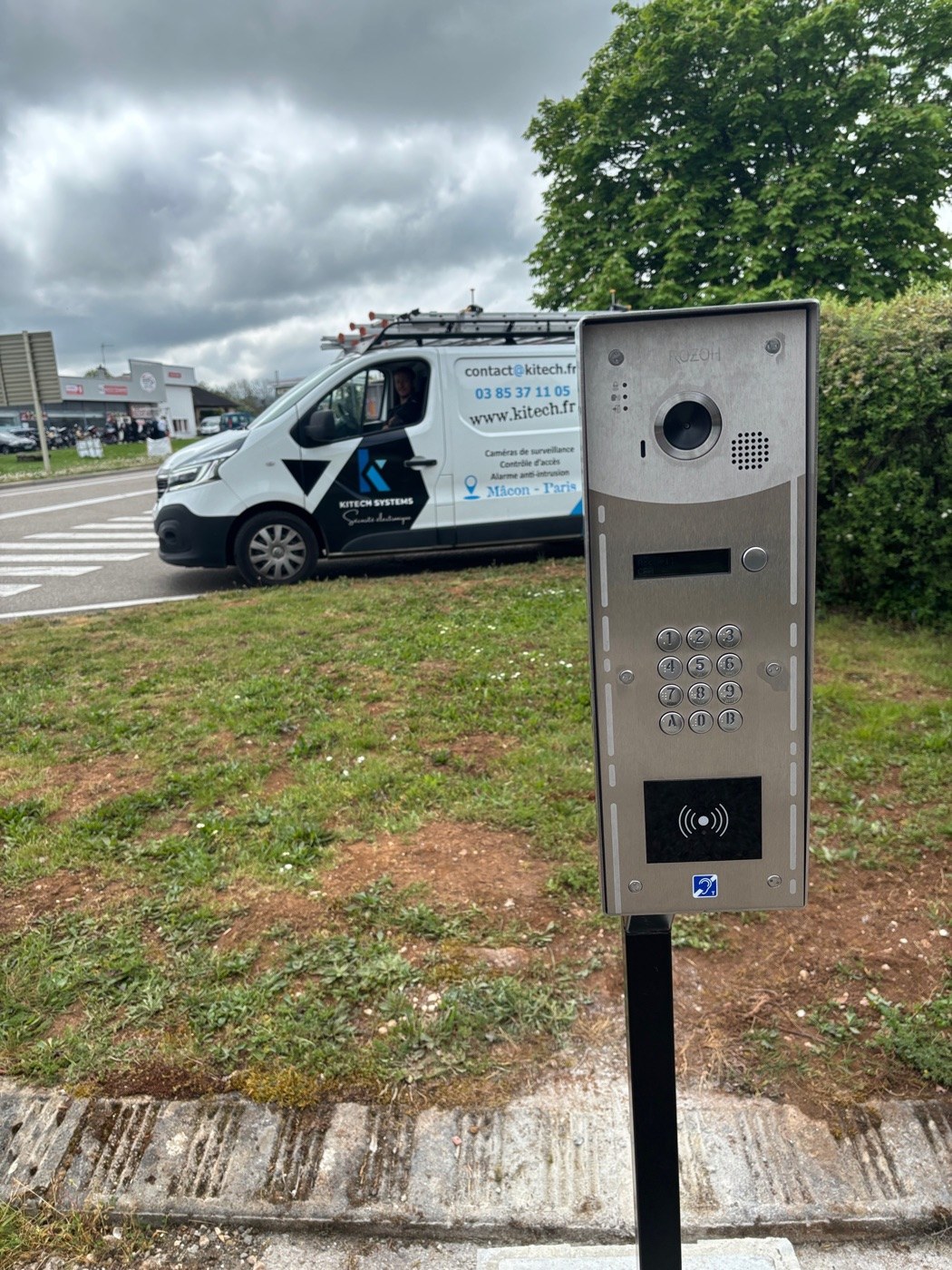 Interphone installé sur poteau à l'entrée du CFA de Gevingey